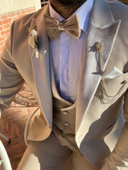 Beige smoking met verfijnde details en een tijdloze uitstraling, ideaal voor bruidegoms.