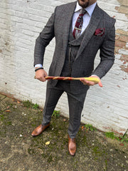 Grijs geruit pak in themastijl uit 1920