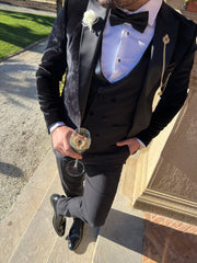 Zwarte smoking met klassieke accessoires en tijdloze uitstraling, ideaal voor bruidegoms.