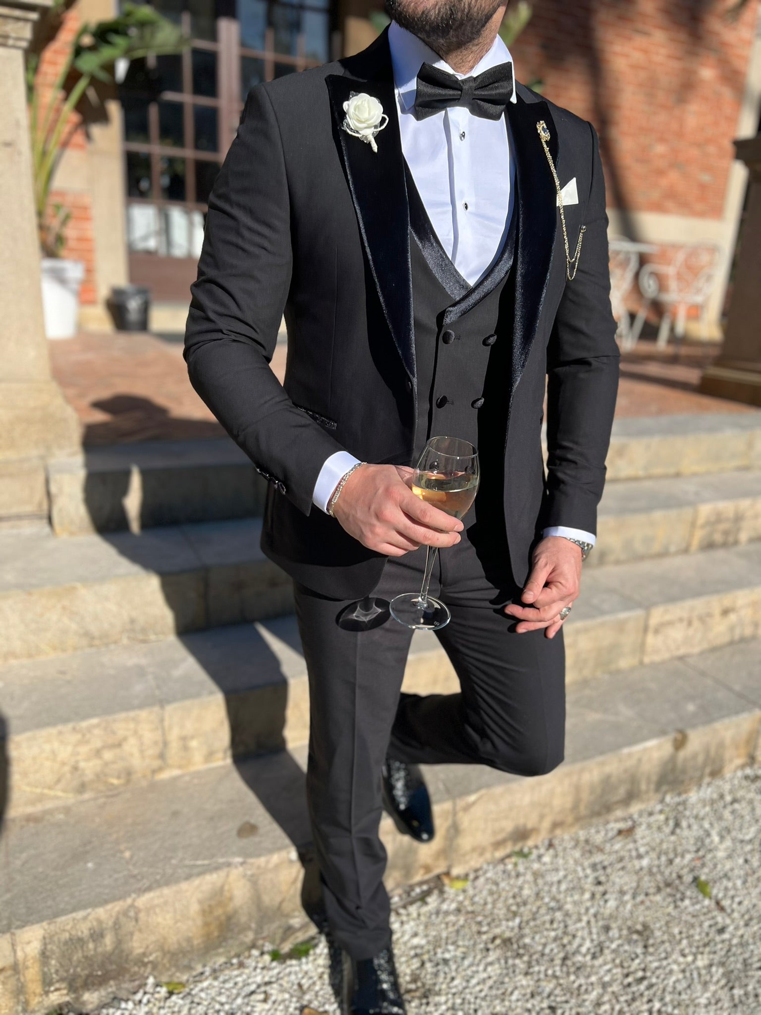 Combineer deze tijdloze zwarte smoking met een wit overhemd en zwarte strik voor een elegante look