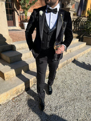 Combineer deze luxe fluwelen smoking met een witte roos voor een onvergetelijke trouwdag