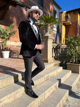 Elegant zwarte smoking met hoogwaardige fluwelen afwerking, perfect voor formele gelegenheden