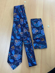 Dunkelblaue Krawatte mit Muster