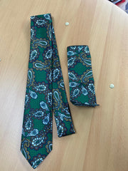 Dunkelgrüne Krawatte mit Muster