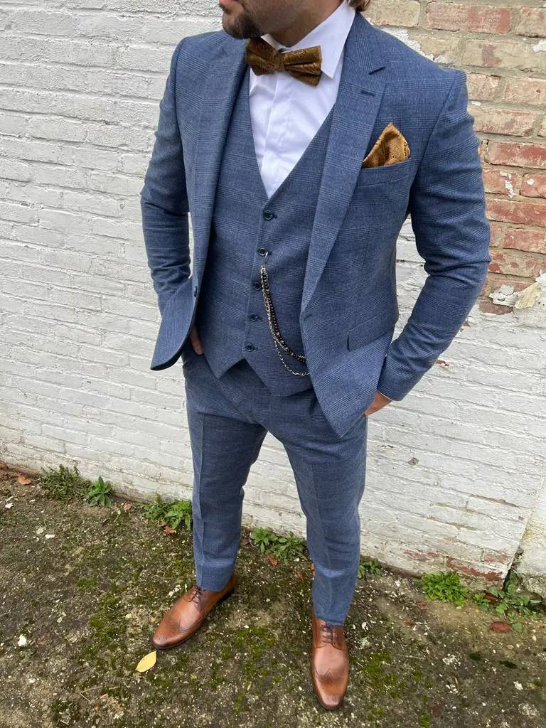 Homme en costume bleu avec nœud papillon marron