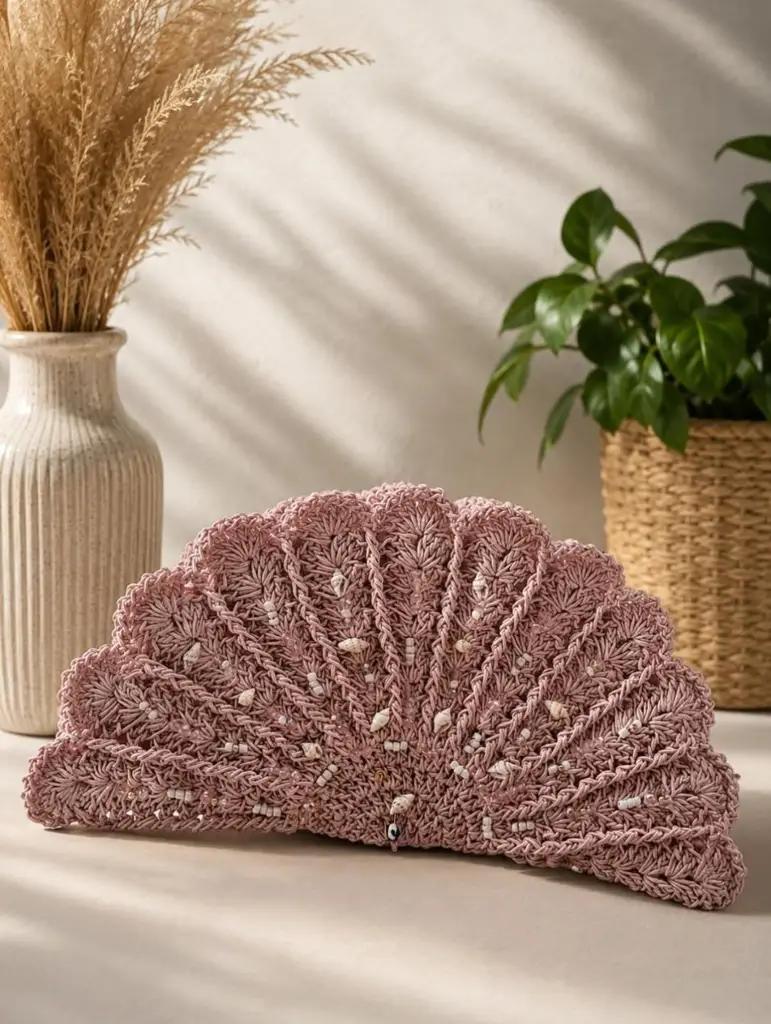 Gehaakte waaiervormige clutch in roze met schelpjes en kraaltjes
