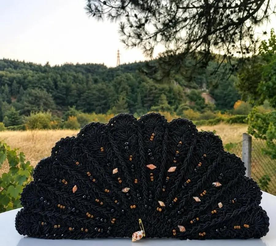Gehaakte waaiervormige clutch in zwart met schelpjes