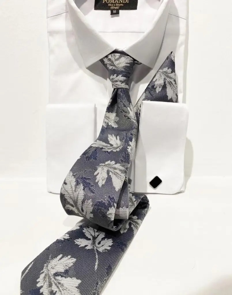 Chemise blanche avec cravate à motif feuilles gris-bleu