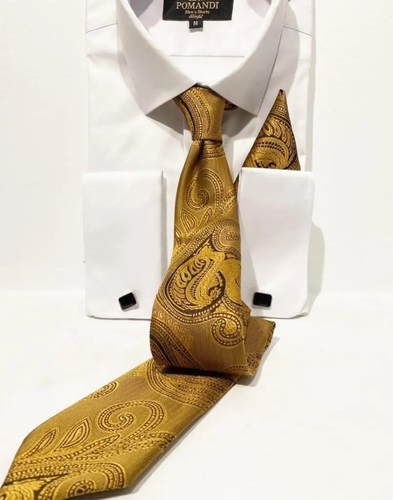 Chemise blanche avec cravate dorée à motifs paisley