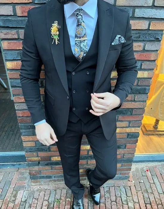 Homme en costume trois pièces noir élégant