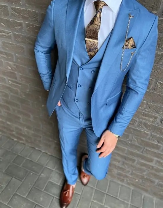 Homme en costume bleu élégant avec cravate à motifs