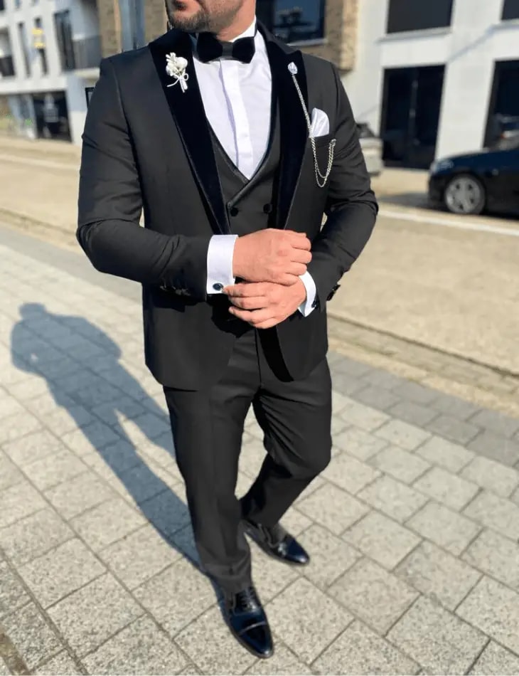 Homme en costume noir élégant avec nÅud papillon