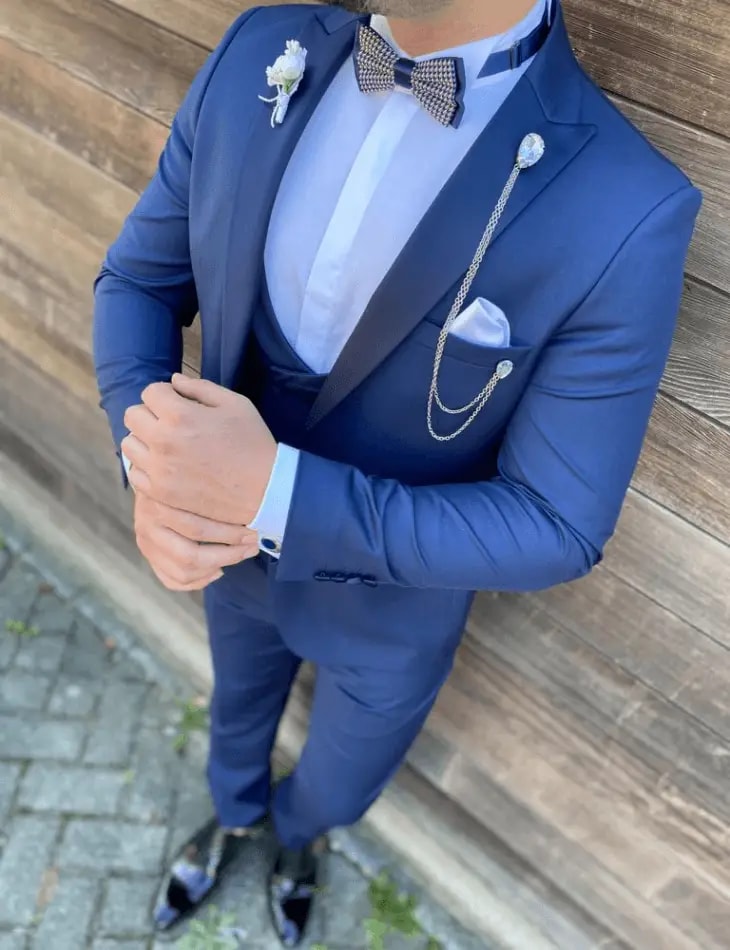 Homme en costume bleu élégant avec nœud papillon