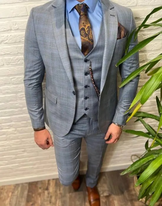 Costume trois pièces gris à carreaux avec cravate élégante