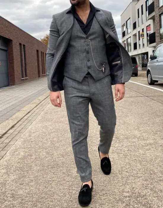 Homme en costume gris élégant marchant en extérieur