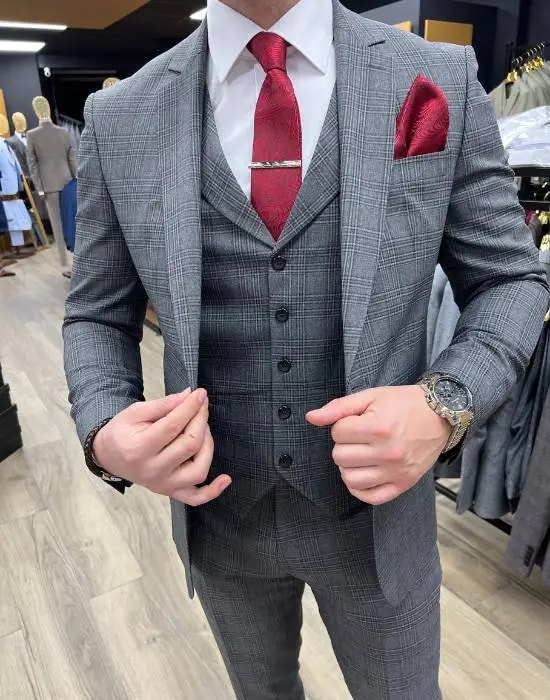 Costume trois pièces gris à carreaux avec cravate rouge
