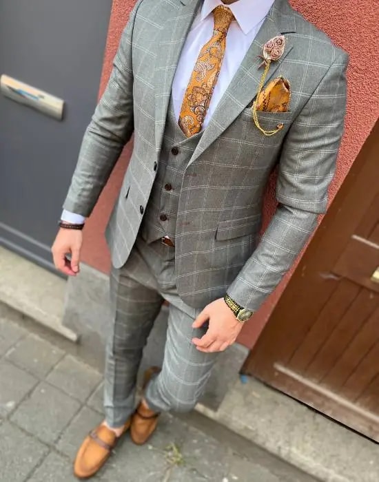 Costume gris à carreaux avec cravate orange