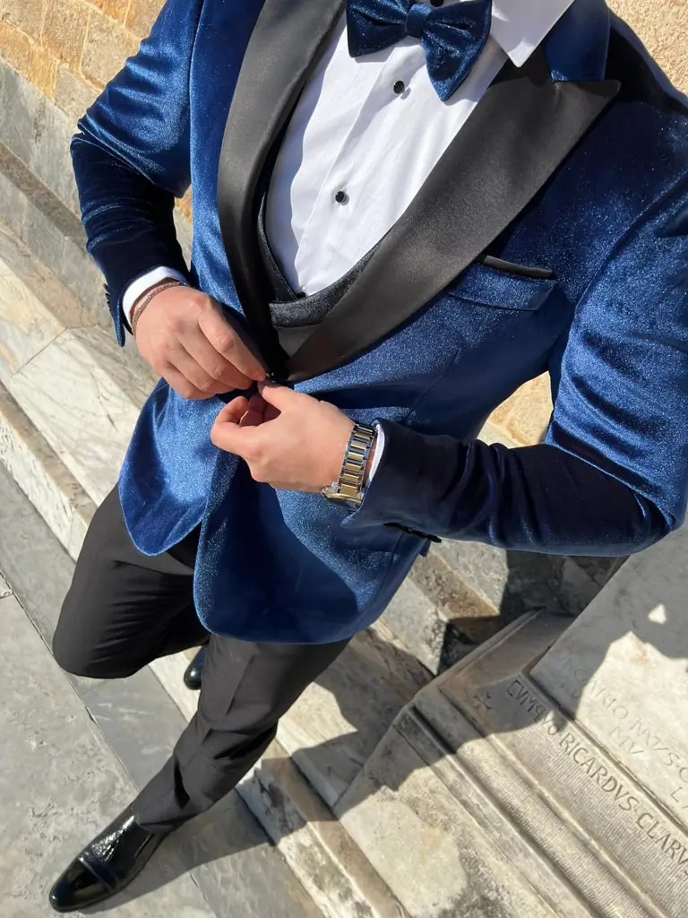 Homme portant un smoking bleu avec nœud papillon