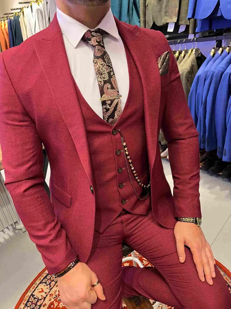 Costume homme élégant rouge bordeaux avec cravate imprimée