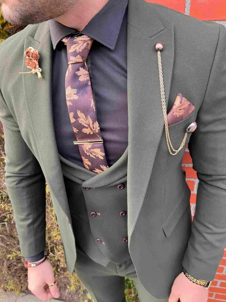 Costume trois pièces vert olive avec cravate à motifs