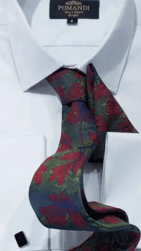 Cravate en soie à motifs floraux rouges et verts