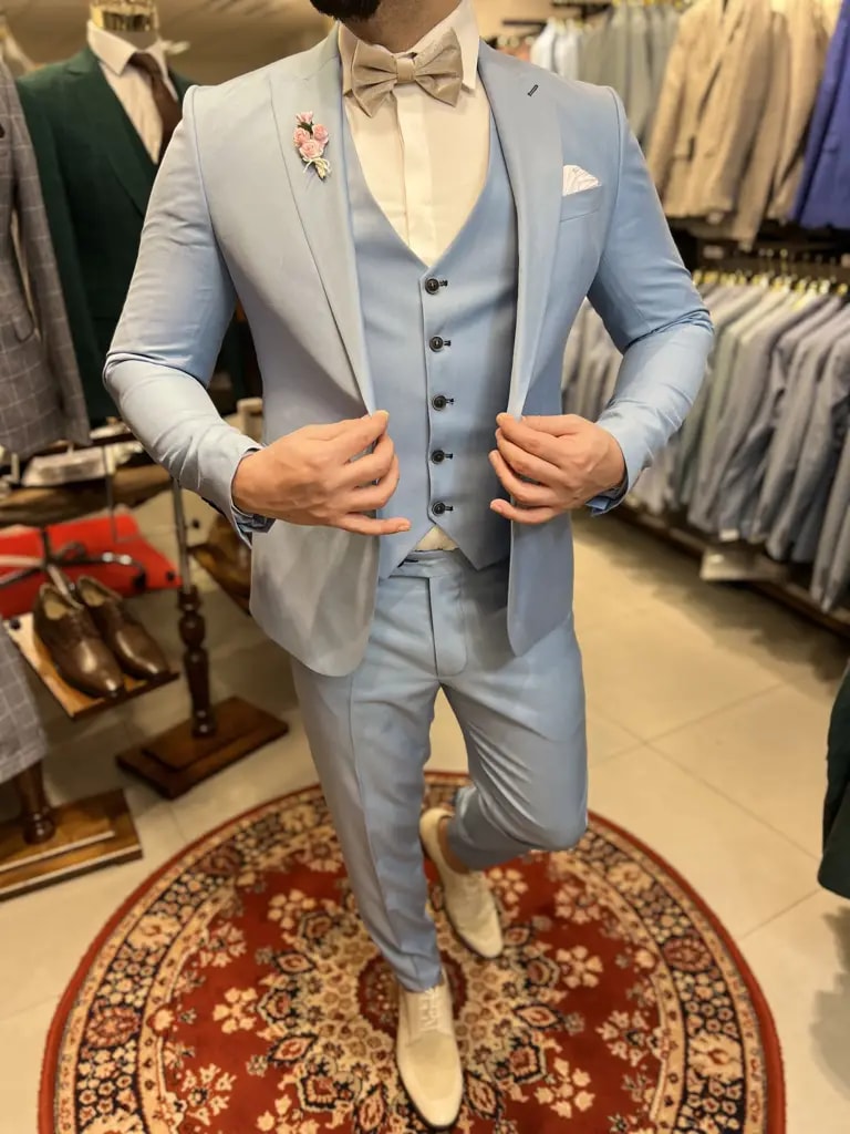 Costume bleu clair élégant avec gilet et nœud papillon