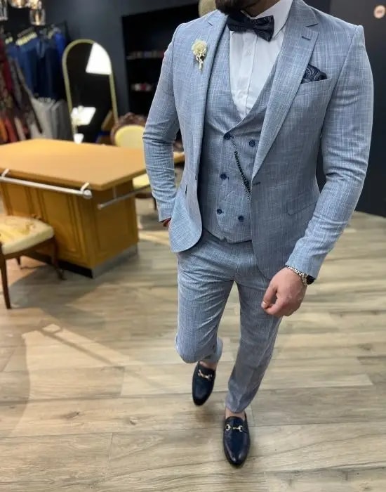 Homme en costume trois pièces gris élégant