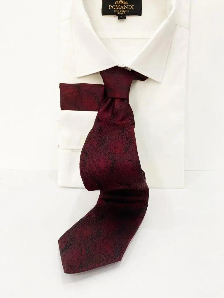 Cravate bordeaux à motif sur chemise blanche