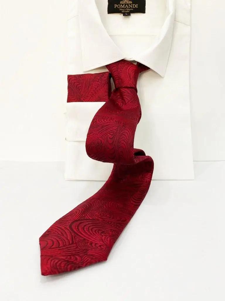 Cravate rouge en soie avec motifs élégants