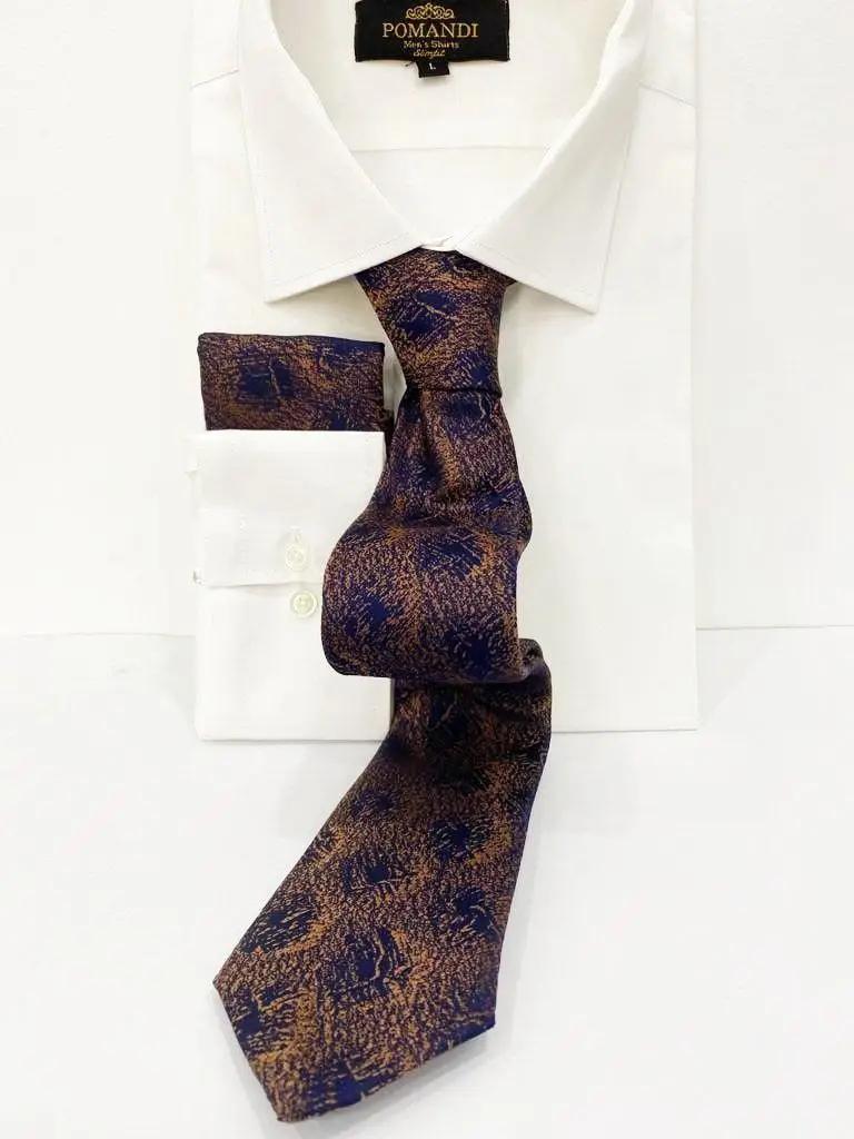 Chemise blanche avec cravate élégante à motifs marron et bleu