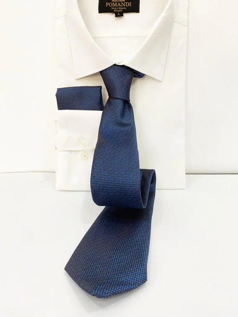 Chemise blanche avec cravate bleue élégante