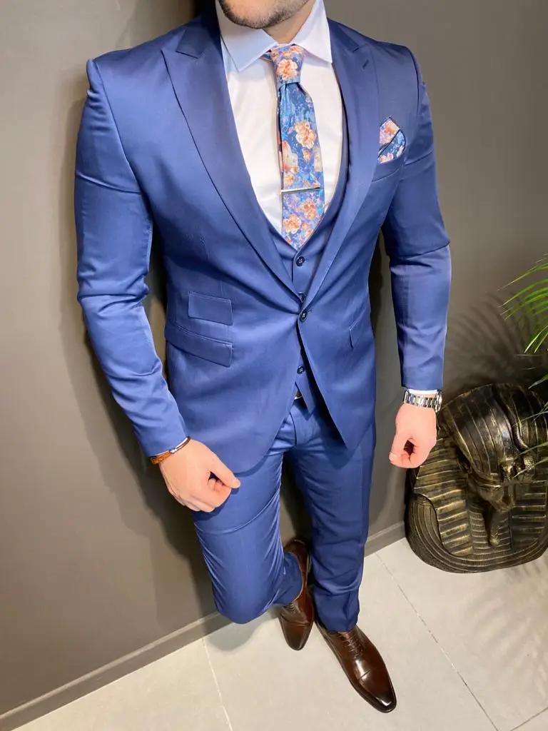 Costume bleu élégant avec cravate à motifs floraux
