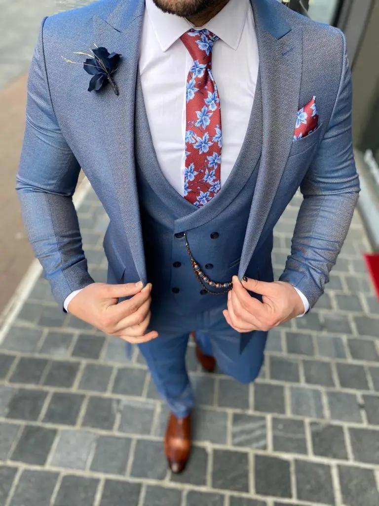Homme en costume bleu avec cravate fleurie