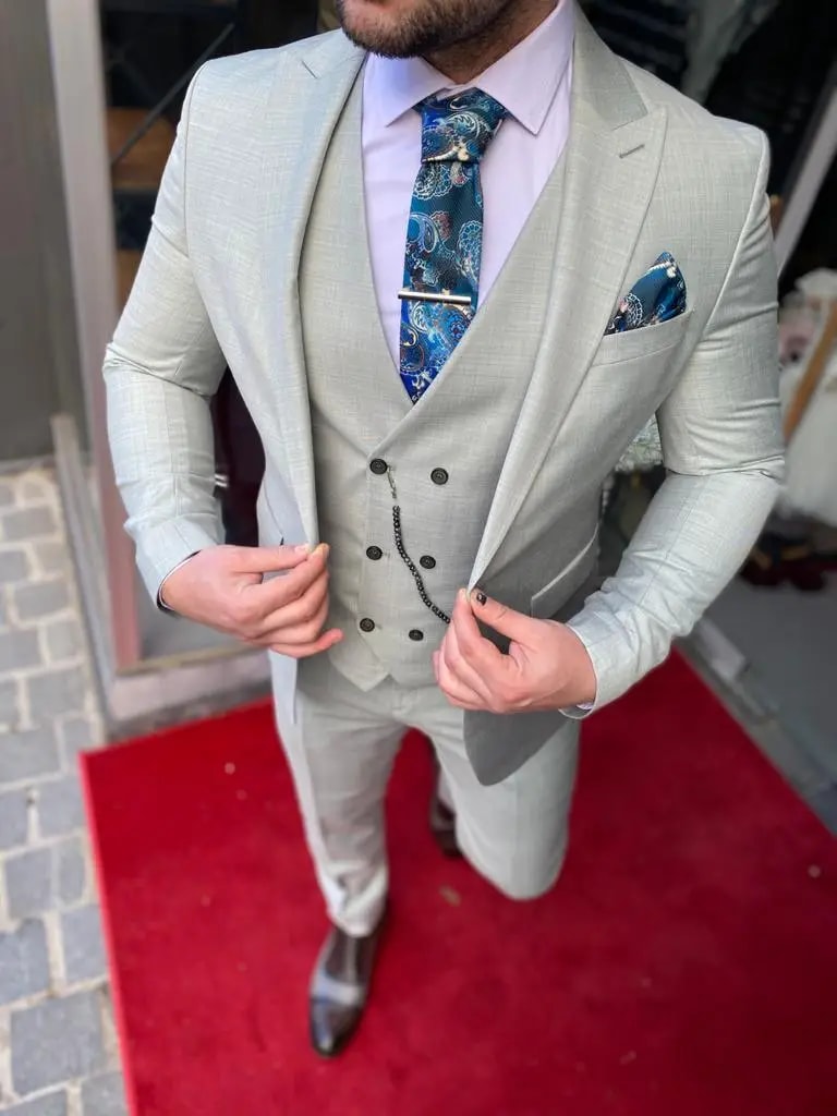 Homme en costume élégant gris avec cravate bleue