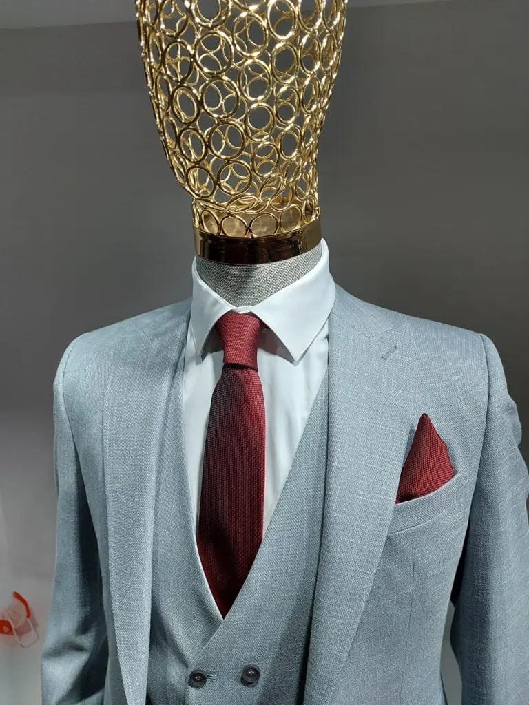 Costume gris élégant avec cravate rouge