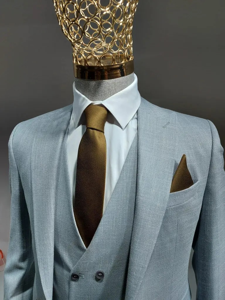 Stijlvol grijs pak met gouden stropdas en pochet