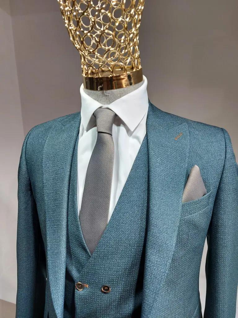 Costume élégant bleu avec cravate grise sur mannequin.