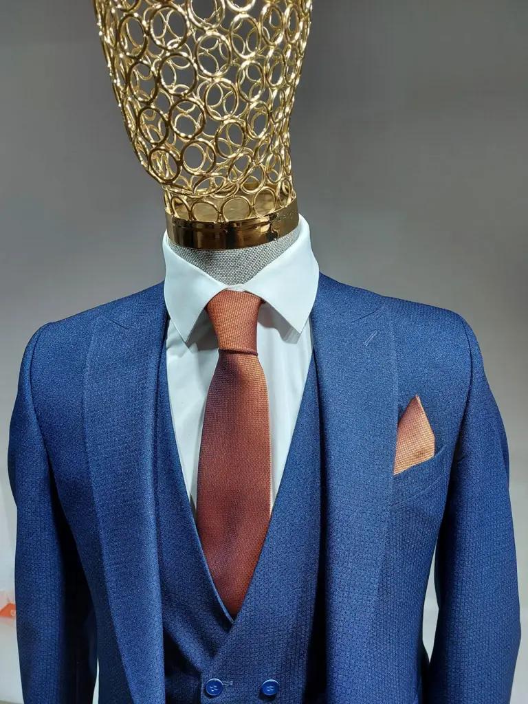 Costume bleu élégant avec cravate et pochette orange