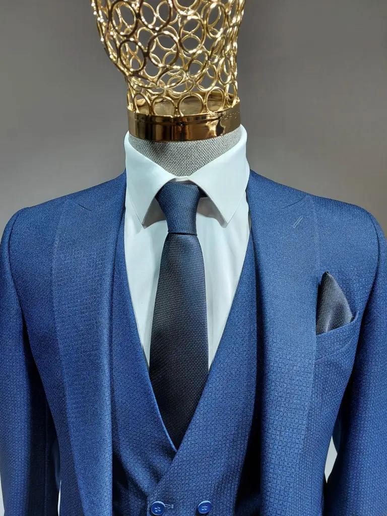 Elegant blauw driedelig herenpak met stropdas en pochet