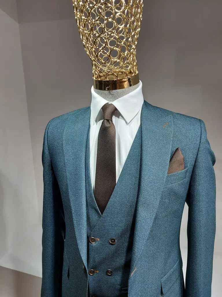 Stijlvol blauw herenkostuum met stropdas en overhemd