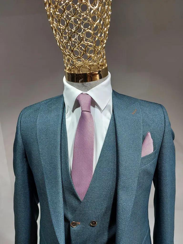 Costume trois pièces bleu avec cravate rose