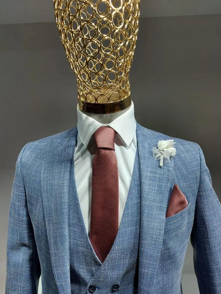 Mannequin en costume bleu avec cravate rouge