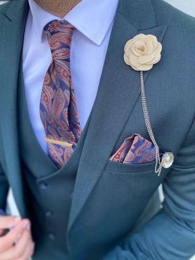 Costume élégant avec cravate et pochette à motifs paisley