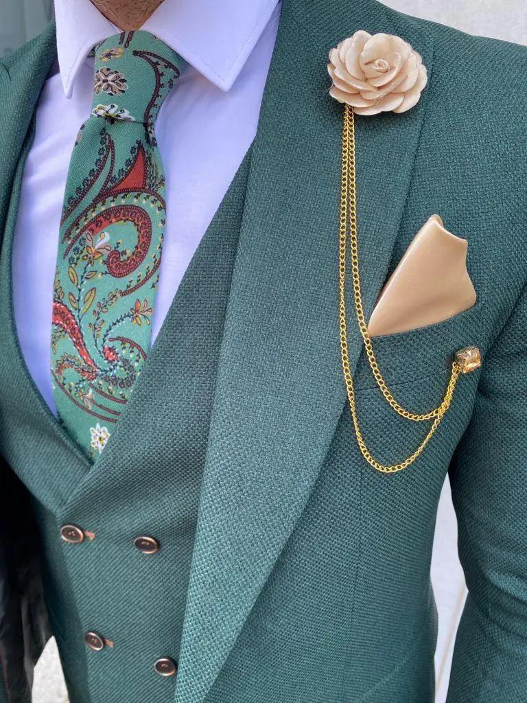 Groen kostuum met paisley stropdas en bloemcorsage