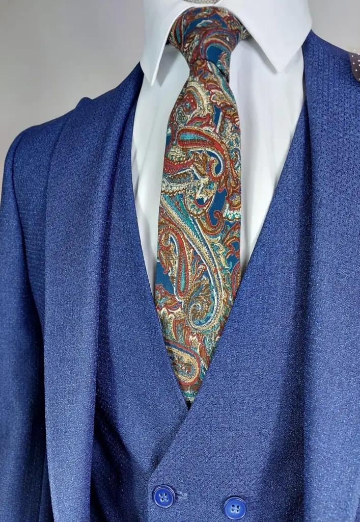Blauw colbert met witte blouse en kleurrijke stropdas