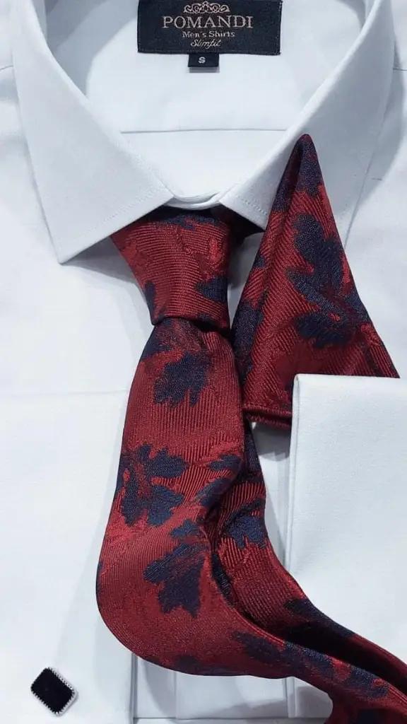 Chemise blanche avec cravate rouge à motifs