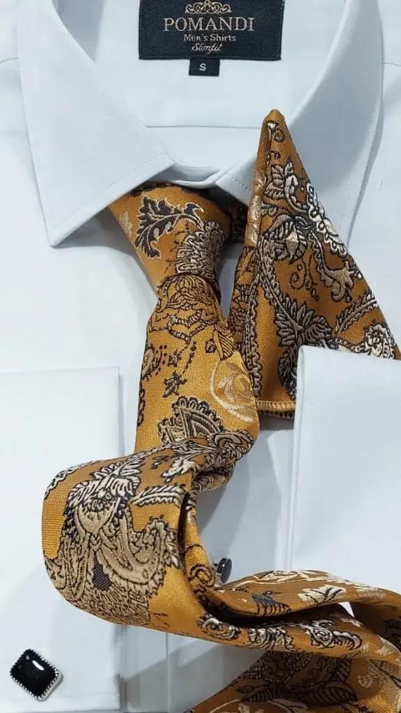 Chemise blanche avec cravate dorée à motifs élégants