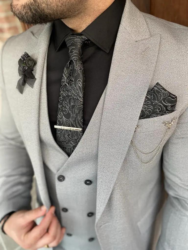 Costume trois-pièces gris élégant avec cravate noire
