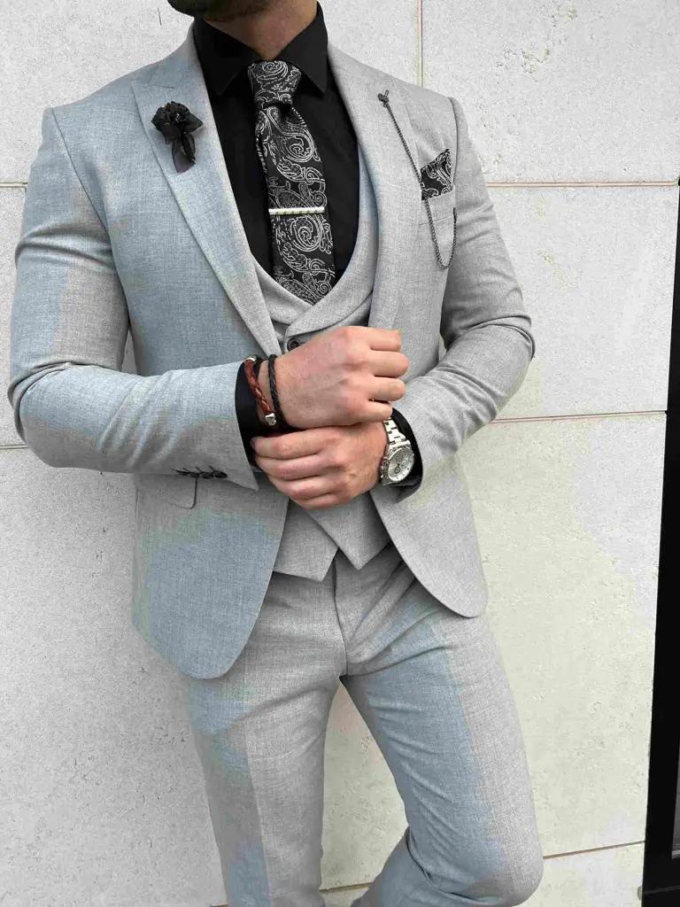 Homme portant un costume gris élégant avec cravate noire