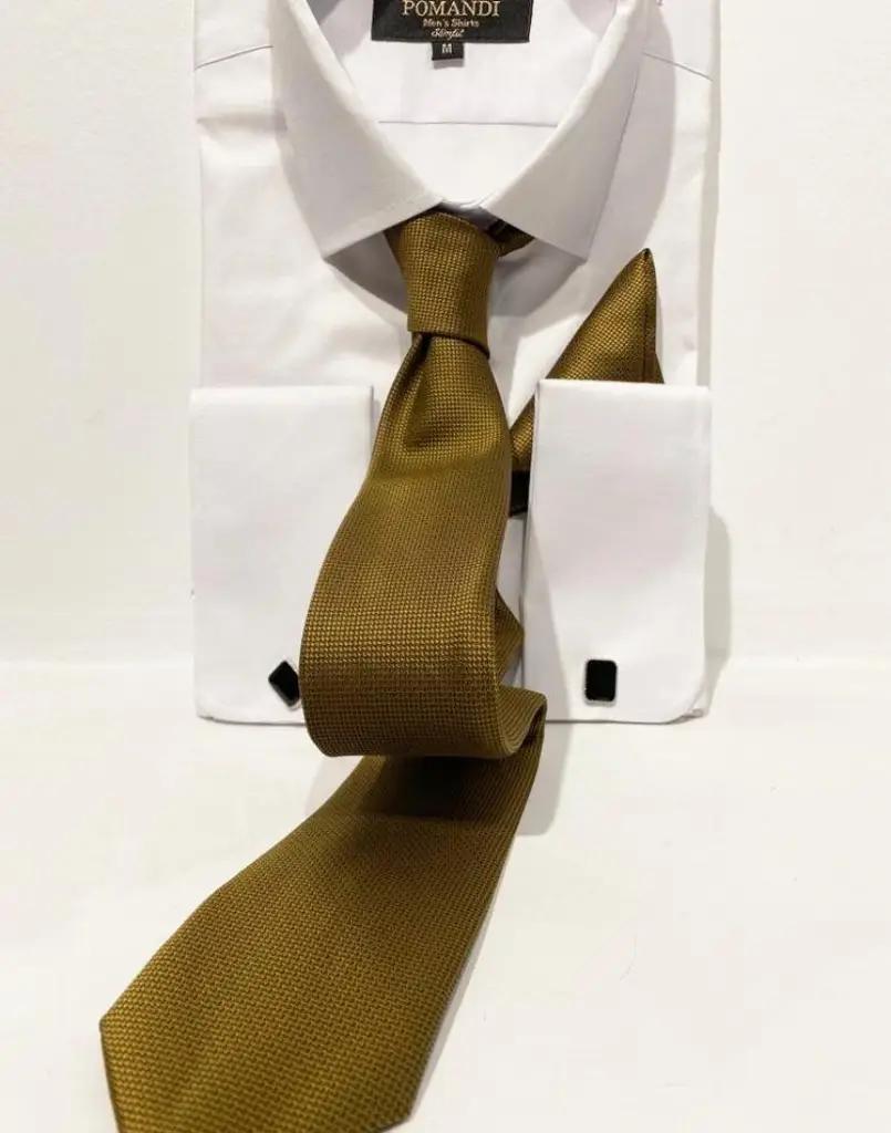 Chemise blanche avec cravate marron élégante